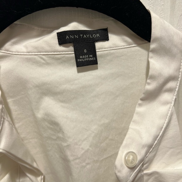 Ann Taylor White Bouse. Size 0. - Picture 2 of 2
